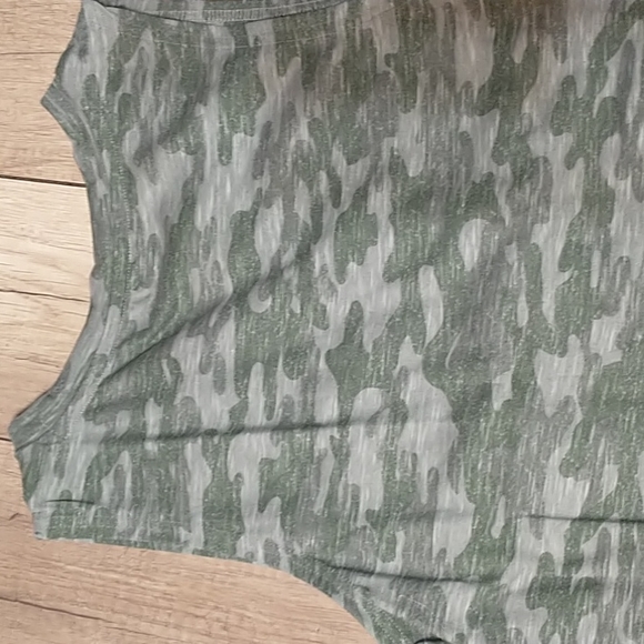 Bobbie Brooks Sz Medium Camo Tank Top - Picture 8 of 13